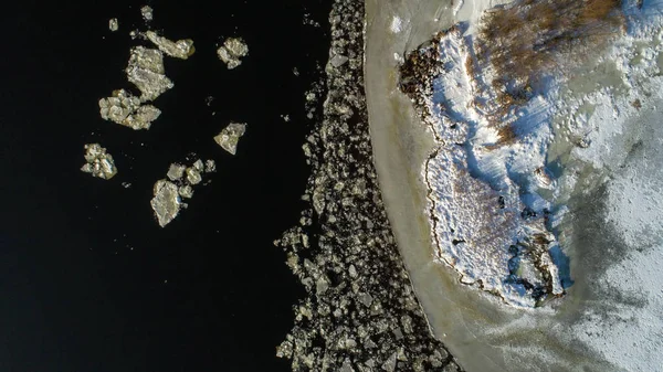 Widok z lotu ptaka krajobraz z drzew, mrożone, woda, lód i śnieg, nad rzeką Dniepr w Kijowie. Lód przychodzi do brzegu. — Zdjęcie stockowe