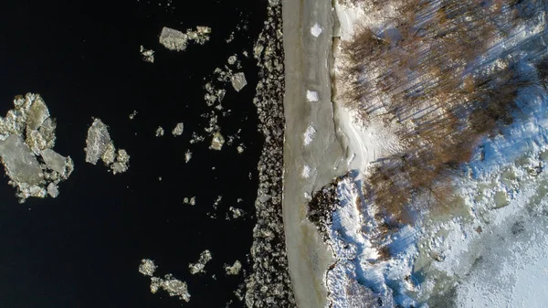 Paisagem com vista aérea com árvores, água congelada, gelo e neve no rio Dnieper em Kiev. Gelo vem para a margem do rio . — Fotografia de Stock