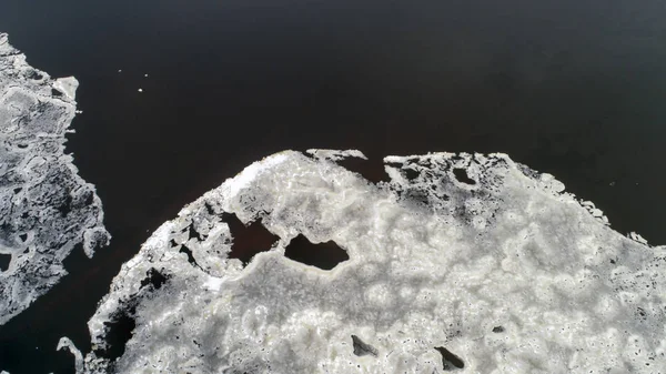 Eis kommt ans Flussufer. — Stockfoto