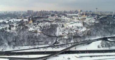 Kışın Kiev-Pechersk Lavra için havadan görünümü
