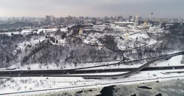 Luchtfoto aan de Kiev Pechersk Lavra in de winter — Stockvideo