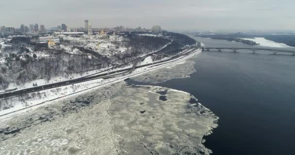 Luchtfoto de Kiev Pechersk Lavra en rivier Dnipro in de winter — Stockvideo