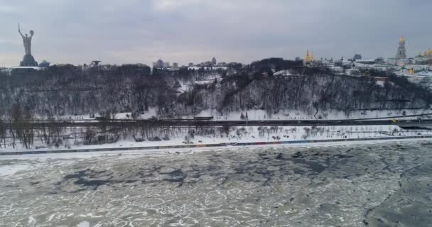 A légi felvétel a Kiev-Pechersk Lavra és a Szülőföld emlékmű télen — Stock videók