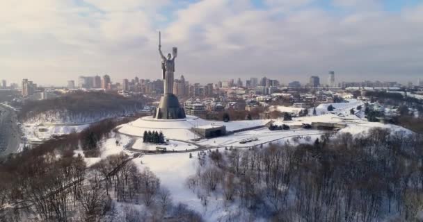 Monument moederland in de winter, Kiev, Oekraïne — Stockvideo