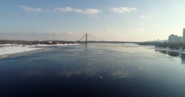 Dnieper Nehri, Obolon, Kiev, Ukrayna süspansiyon ile Moskova köprü manzara