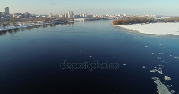 Vista aérea al río Dneper a lo largo del terraplén de Obolonskaya en invierno — Vídeo de stock