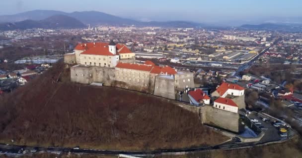 Szép légi panoráma a Munkácsi vár a napkelte és a Munkács város — Stock videók