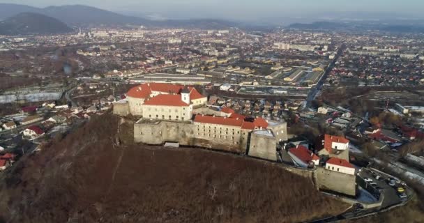 アット サンセットと Mukachevo 市 Palanok 城に美しいパノラマ空中ビュー — ストック動画