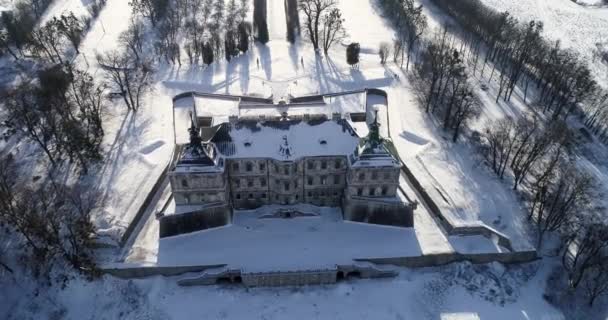 Pidhirtsi kasteel. Luchtfoto van het kasteel uit de hoogte van de vogelvlucht — Stockvideo