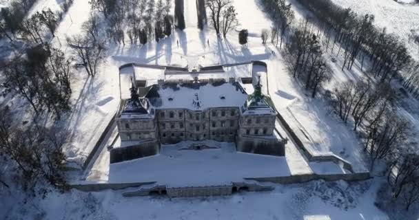 Castillo de Pidhirtsi. Vista aérea del castillo desde la altura del vuelo de las aves — Vídeos de Stock