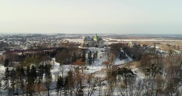 Luchtfoto van het kasteel van de Olesky en woonwijken in de buurt van het — Stockvideo