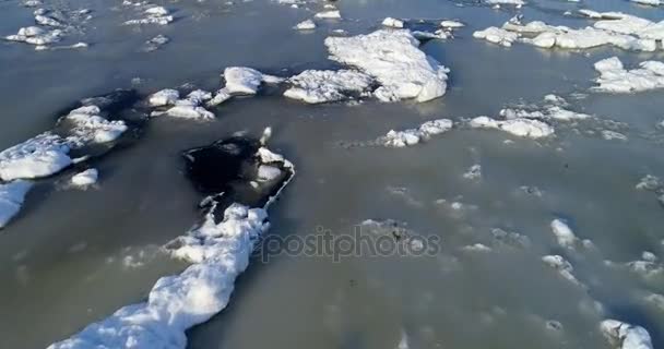 Jég jön a folyó partján. — Stock videók