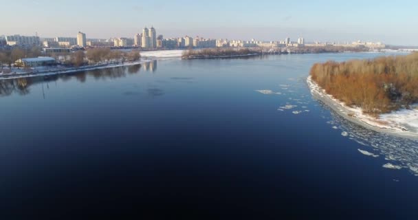 Vista aérea para o rio Dneper ao longo do aterro de Obolonskaya no inverno — Vídeo de Stock