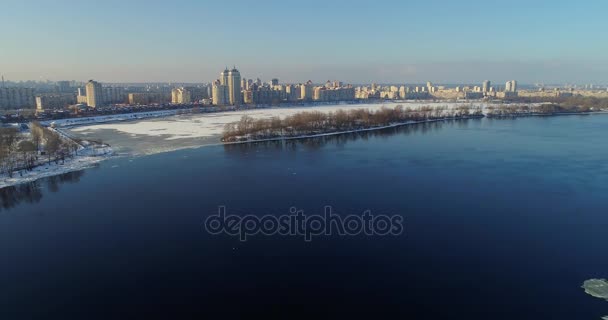 Vista aérea al río Dneper a lo largo del terraplén de Obolonskaya en invierno — Vídeos de Stock