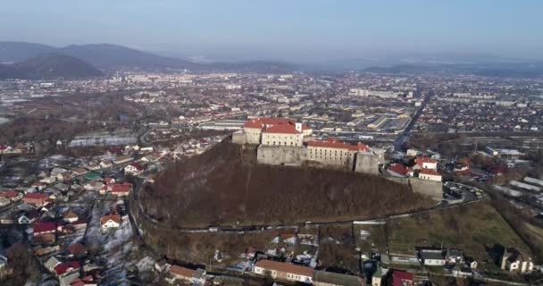 Mooie Luchtfoto uitzicht naar Palanok kasteel bij zonsondergang en de stad van Moekatsjevo — Stockvideo