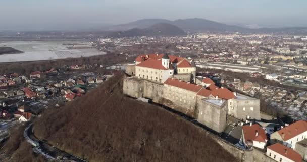 Bela vista aérea panorâmica para o Castelo de Palanok ao pôr-do-sol e a cidade de Mukachevo — Vídeo de Stock