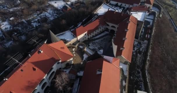 Bela vista aérea panorâmica para o Castelo de Palanok ao pôr-do-sol e a cidade de Mukachevo — Vídeo de Stock