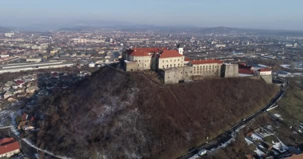 Bela vista aérea panorâmica para o Castelo de Palanok ao pôr-do-sol e a cidade de Mukachevo — Vídeo de Stock