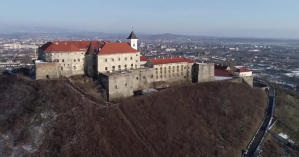 Красивий панорамний пташиного польоту до Замок Паланок на захід сонця і місто Мукачево — стокове відео