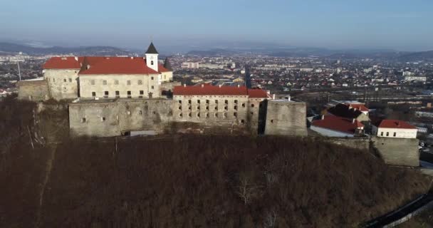 Bela vista aérea panorâmica para o Castelo de Palanok ao pôr-do-sol e a cidade de Mukachevo — Vídeo de Stock