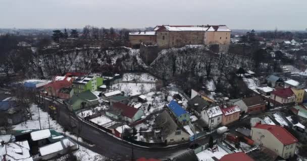 Vista aérea beatiful sombrío en el castillo de Uzhhorod en invierno . — Vídeos de Stock