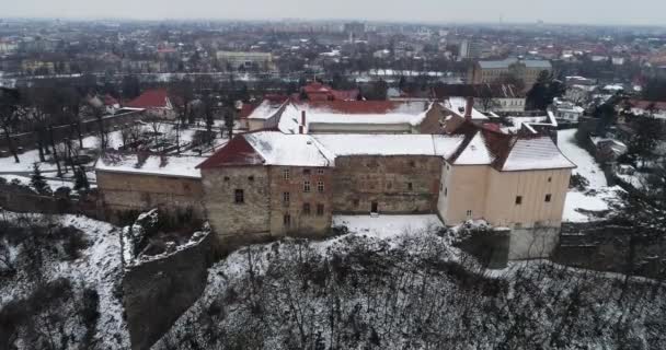 冬季乌什霍洛德城堡的空中掠夺性灰蒙蒙景象. — 图库视频影像