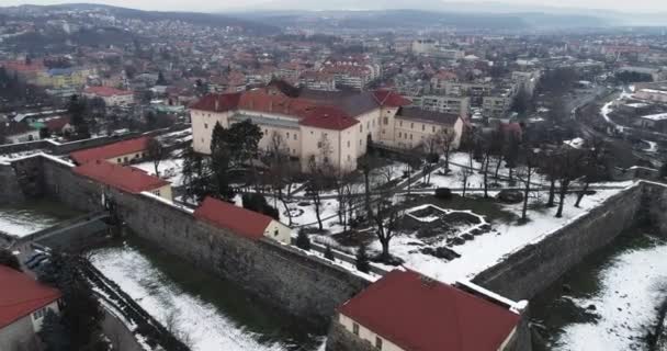 Vista aérea beatiful sombrío en el castillo de Uzhhorod en invierno . — Vídeo de stock