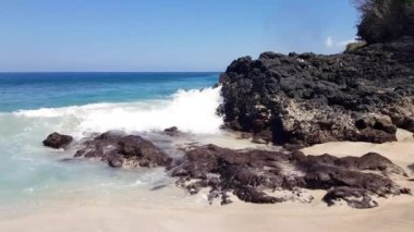 volkanik kayalar dev bir dalga hits.