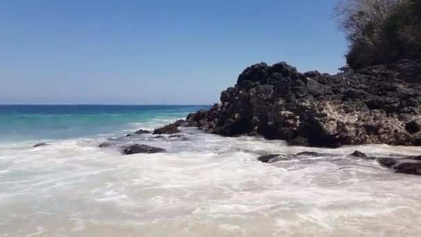 Huge wave hits the volcanic rocks. — Stock Video