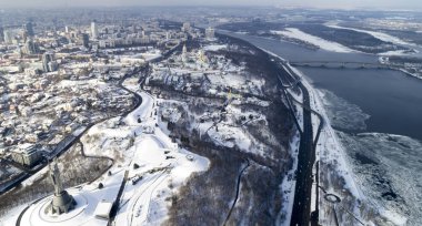 Ukrayna Kiev şehrin havadan görünümü. Dnieper Nehri köprüler ile.