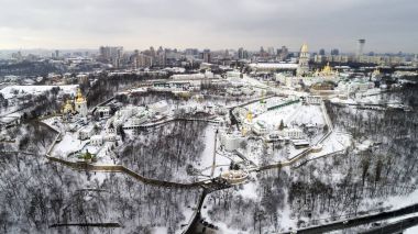 Kışın Kiev-Pechersk Lavra ve vatan anıt için havadan görünümü