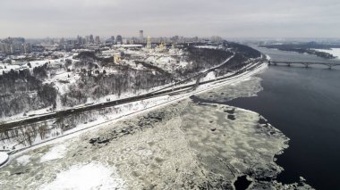 Kışın Kiev-Pechersk Lavra ve vatan anıt için havadan görünümü