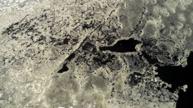 Buz nehir kıyısında geliyor.