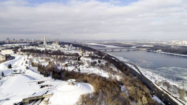 Ukrayna Kiev şehrin havadan görünümü. Dnieper Nehri köprüler ile.
