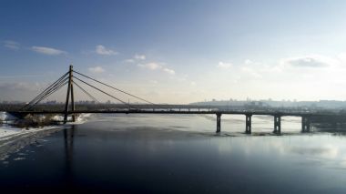 Dnieper Nehri, Obolon, Kiev, Ukrayna süspansiyon ile Moskova köprü manzara
