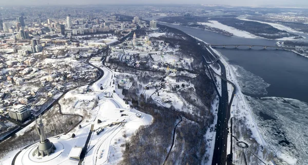 Letecký pohled na město Kyjev, Ukrajina. Dněpr s mosty. — Stock fotografie