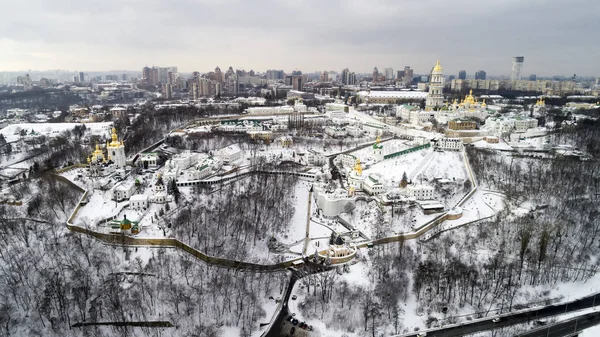 Пташиного польоту до пам'ятника Києво-Печерської Лаври та батьківщину в зимовий період — стокове фото