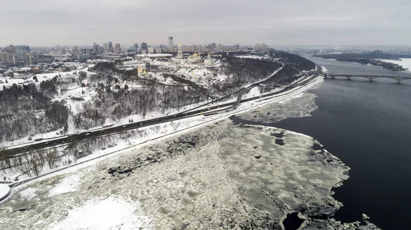 Letecký pohled na pomník Kiev-Pechersk Lavra a vlasti v zimě — Stock fotografie