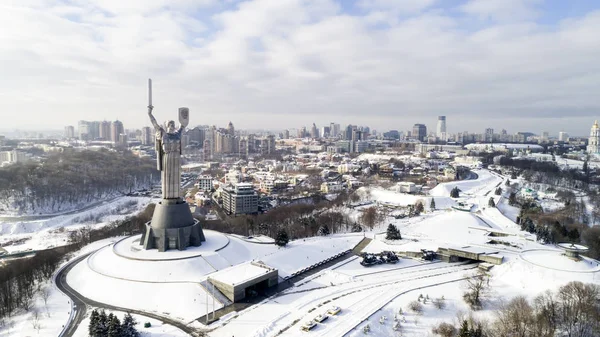 Памятник Родине зимой, Киев, Украина — стоковое фото