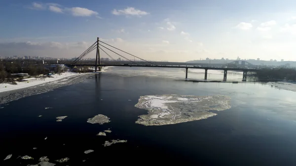 Krajina s podvozkem Moskva most přes Dněpr řeka, Obolon, Kyjev, Ukrajina — Stock fotografie