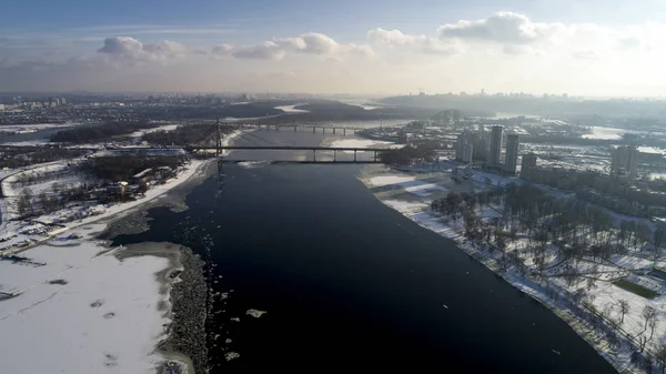 Krajina s podvozkem Moskva most přes Dněpr řeka, Obolon, Kyjev, Ukrajina — Stock fotografie