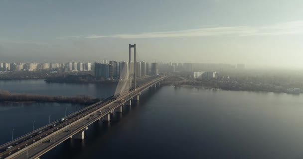 Güney Köprüsü'nün havadan görünümü. Güney Metro kablo Köprüsü'nün havadan görünümü. Kiev, Ukrayna. — Stok video
