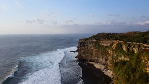 Berühmter uluwatu-tempel in bali, indonesien. — Stockvideo