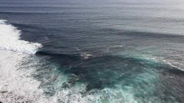 Прекрасные волны океана — стоковое видео