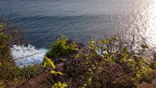 Ocean piękny fale w pobliżu skalista góra — Wideo stockowe