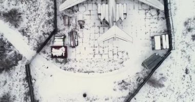 Uçağı ormanda kışın Park