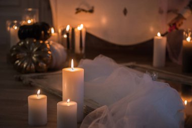 Mumlar ile romantik bir atmosfer. Mumları masanın üzerinde. Yakın çekim