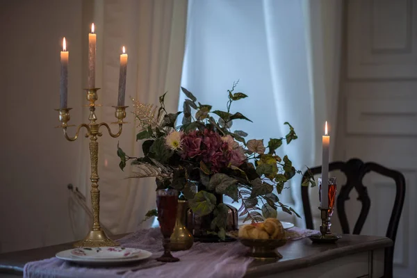 Romantische Atmosphäre mit Kerzen. Kerzen auf dem Tisch. Nahaufnahme — Stockfoto