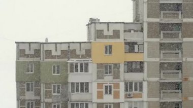 Şehirde kar yağışı. Pencereden sokak kar görüntüleyin. Yakın çekim