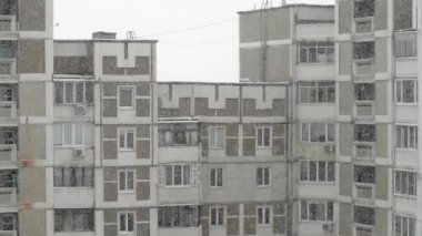 Şehirde kar yağışı. Pencereden sokak kar görüntüleyin. Yakın çekim